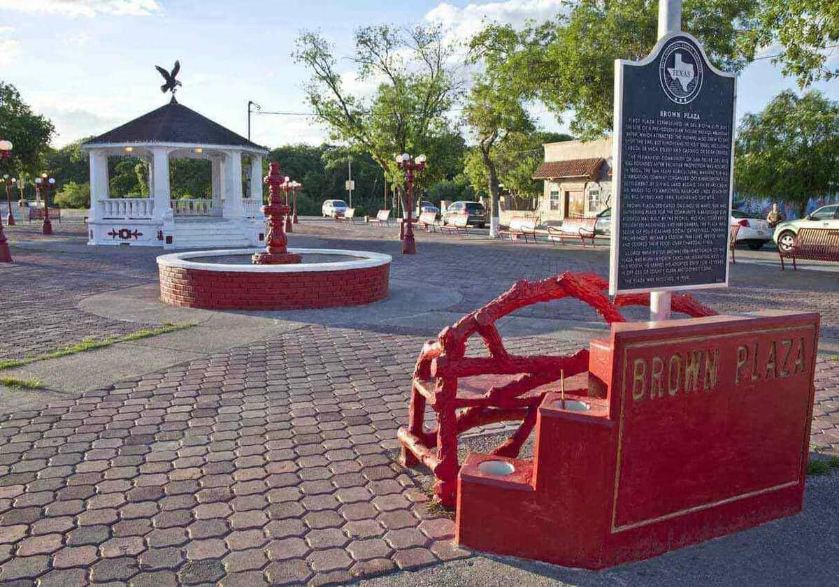 brown plaza, del rio, texas